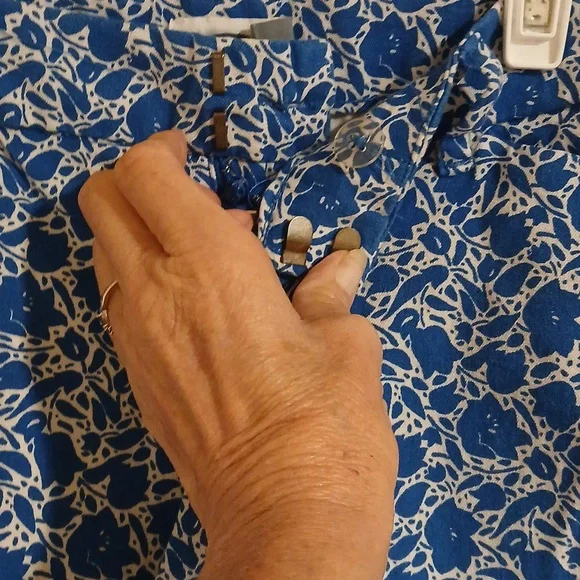 Old Navy Blue Floral Chino Bermuda Shorts - Women’s Size 2 Regular - Picture 6 of 12